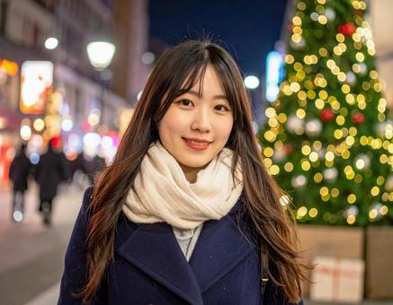 クリスマスツリーと紺のコートの彼女 クリスマスツリーと紺のコートの彼女の写真