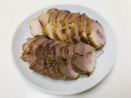 カットした煮豚2個分端なし断面見せ 煮豚,料理,豚肉の写真素材