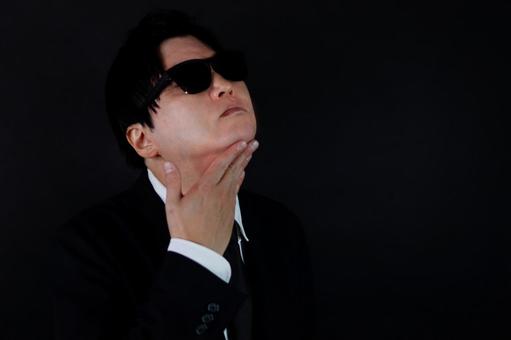 黒スーツの男性ポートレート 黒スーツの男性ポートレート 男性,黒スーツ,メガネの写真素材