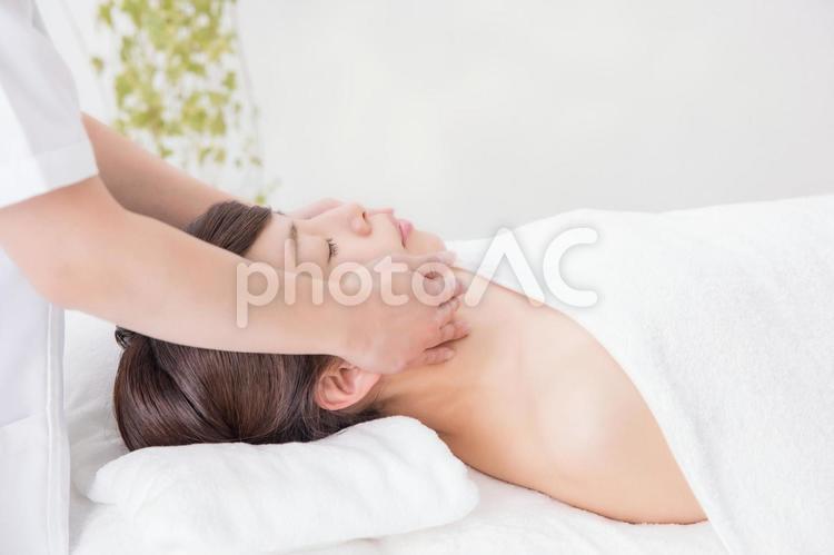 エステを受ける女性 フェイスライン,輪郭,たるみの写真素材