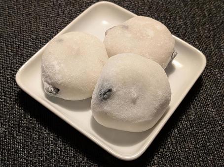 立冬前の日曜日の3時のおやつの黒豆大福 大福,餅菓子,和菓子の写真素材