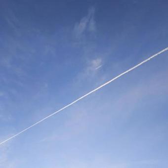 青空と飛行機雲 青空と飛行機雲の写真