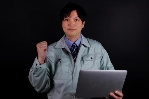 作業着の男性パソコン使用 作業着の男性パソコン使用 男性,作業着,パソコンの写真素材