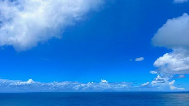 青空と水平線(雲が多め) 青空と水平線(雲が多め)の写真