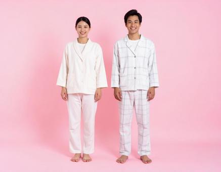 パジャマ姿で並ぶ仲良し夫婦 パジャマ姿で並ぶ仲良し夫婦の写真