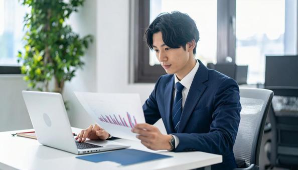 資料作成・分析をするビジネスマンの写真