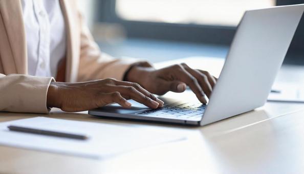 ノートPCを操作する女性の手元の写真