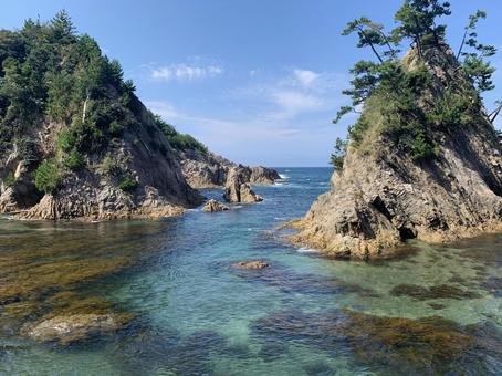 岩間に広がるエメラルドグリーンの 岩間に広がるエメラルドグリーンの 海岸,絶景,岩場の写真素材