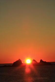 真鶴三ツ石からの日の出 海,風景,太陽の写真素材