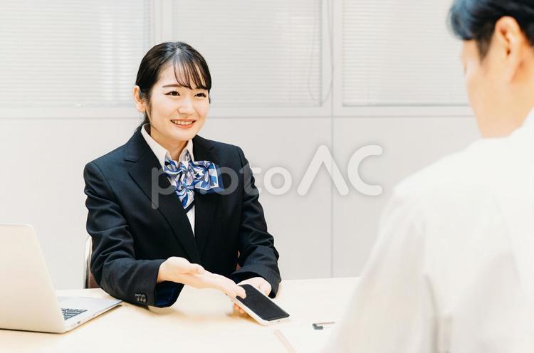 スマホの説明をする女性（携帯ショップ） スマホ,相談,銀行の写真素材