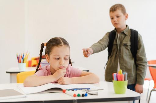 肘をついて考える女の子と指摘する男の子 男の子,女の子,子どもの写真素材