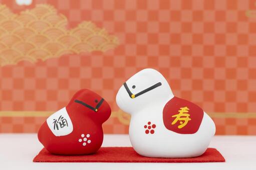 和柄背景に紅白の干支・午（うま）の置物 午,午年,干支の写真素材