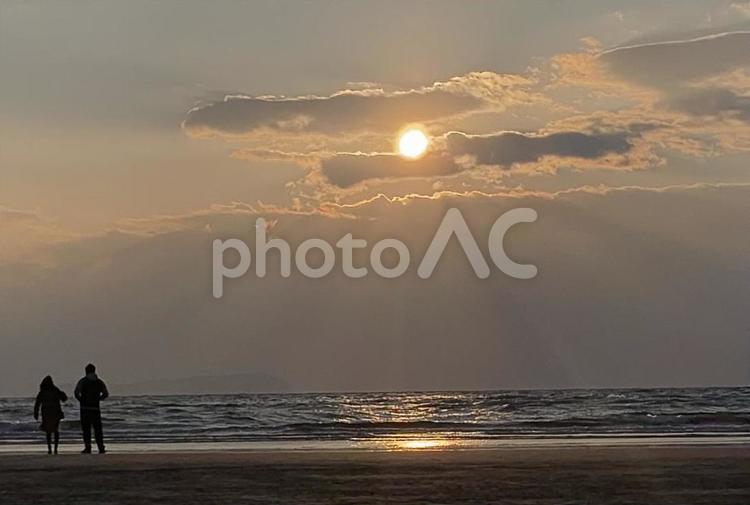 沈んでいく夕日 屋外,空,夕日の写真素材