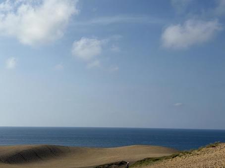 鳥取砂丘と青い海と空 鳥取砂丘と青い海と空の写真