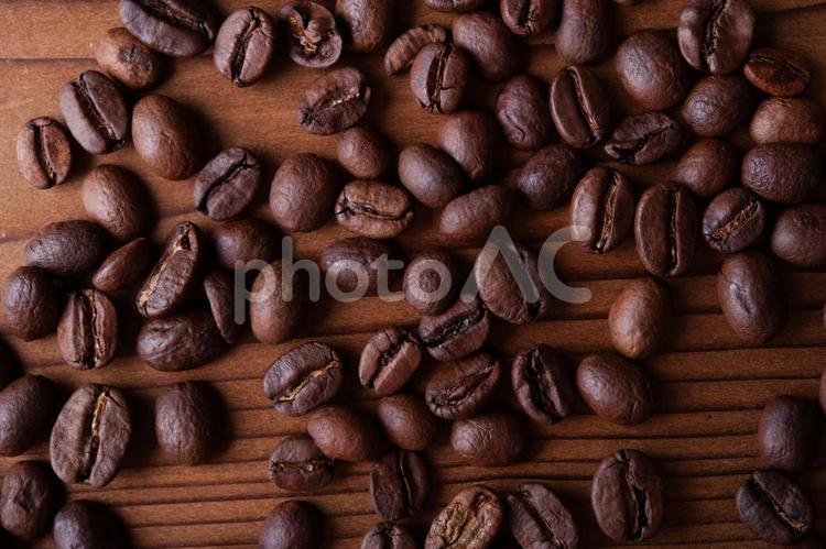 木材の上に置かれたコーヒー豆 イメージ,オシャレ,カフェの写真素材