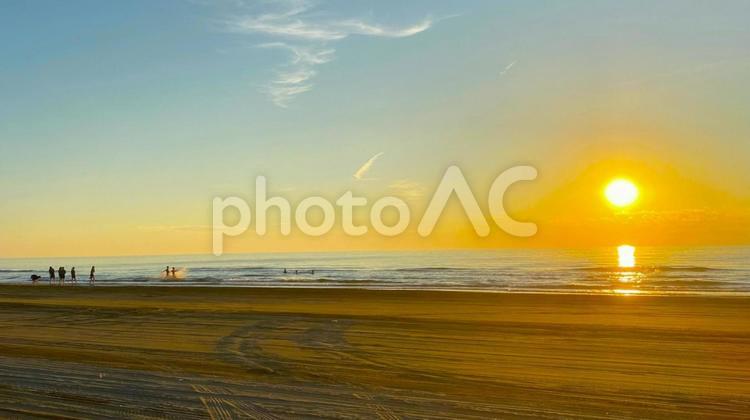 夕暮れの千里浜海岸　浜辺で戯れる人々：1 海,千里浜,きれいな海の写真素材