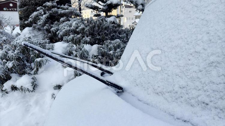 車のワイパーに積もる雪　雪国の風景 車,雪,ドアノブの写真素材