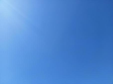 南側から日が射す秋晴れの空 南側から日が射す秋晴れの空の写真