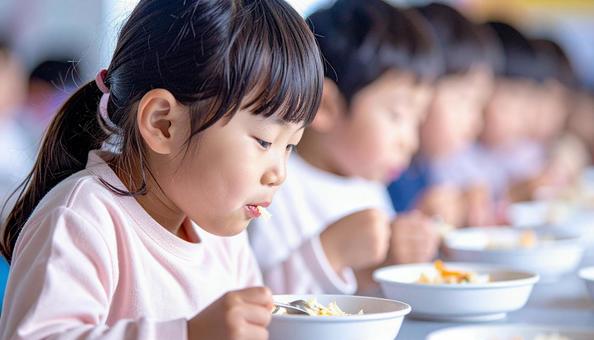 お泊り保育で一緒に食事をする園児たち お泊り保育で一緒に食事をする園児たちの写真