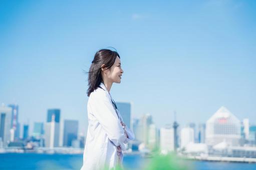 笑顔で外を歩く女性のドクター 日本人,東京,医学の写真素材