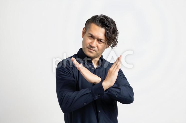 手を交差する男性 ハーフ,スペイン人,日本人の写真素材