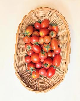 かごに入れたプチトマト かごに入れたプチトマトの写真