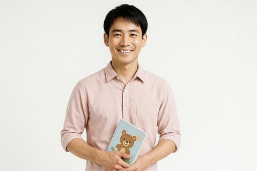 優しい笑顔の日本人保育士男性 優しい笑顔の日本人保育士男性の写真