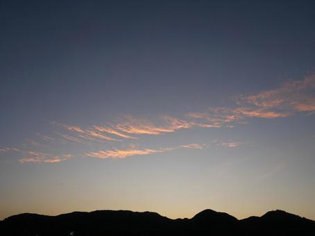 帯状に広がる雲(夕焼け) 帯状に広がる雲(夕焼け)の写真
