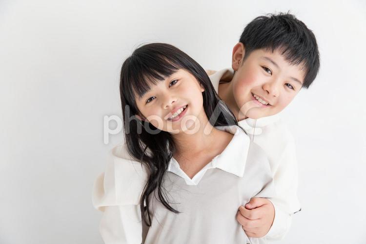 笑顔で寄り添う兄弟　Brothers  兄弟,男女,子育ての写真素材