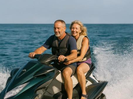 水上バイクのシニア夫婦 水上バイクのシニア夫婦の写真