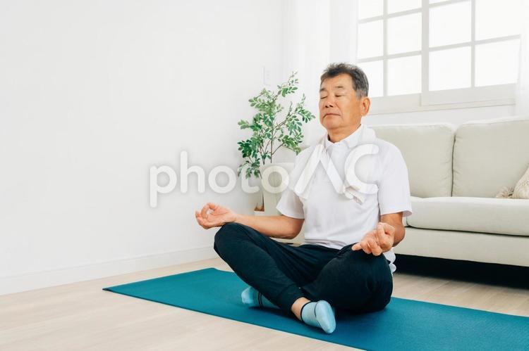 家でヨガをする男性（瞑想） 高齢者,瞑想,メディテーションの写真素材