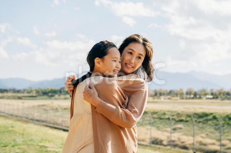 小学生の女の子とママ 親子,ママ,子供の写真素材