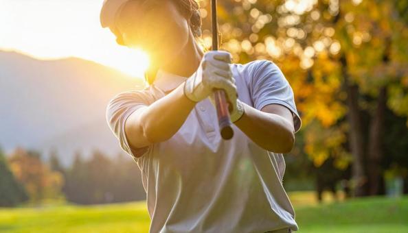 ショットした瞬間の日本人ゴルファーの写真