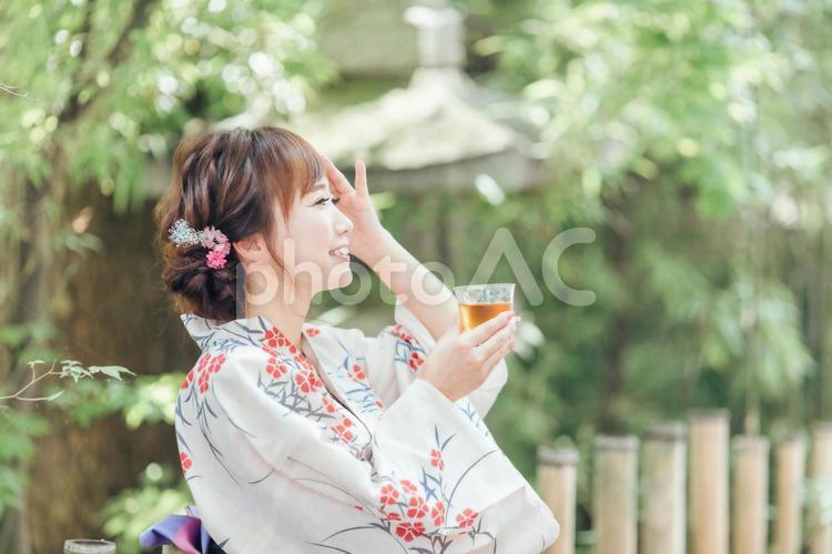 飲み物を飲む浴衣姿の女性 冷茶,夏,夏バテの写真素材
