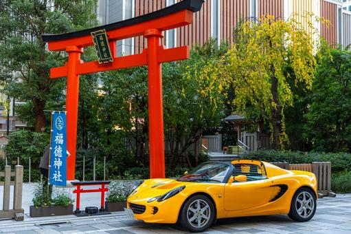 神社脇の小路に停めたオープンスポーツカー 神社,日本橋,福徳神社の写真素材