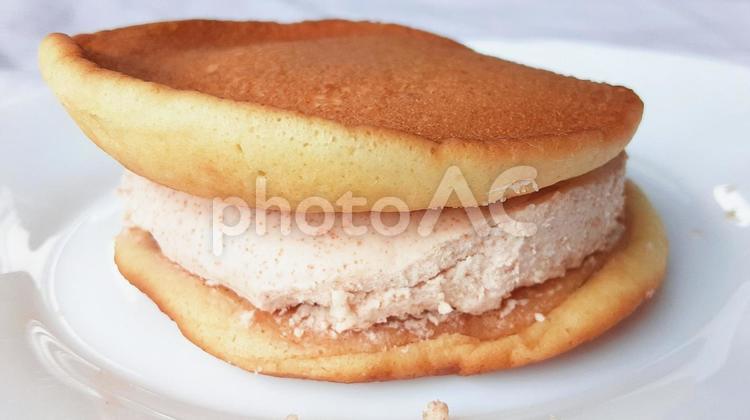 小豆クリームたっぷりどら焼き・2 どら焼き,生菓子,ホイップクリームの写真素材