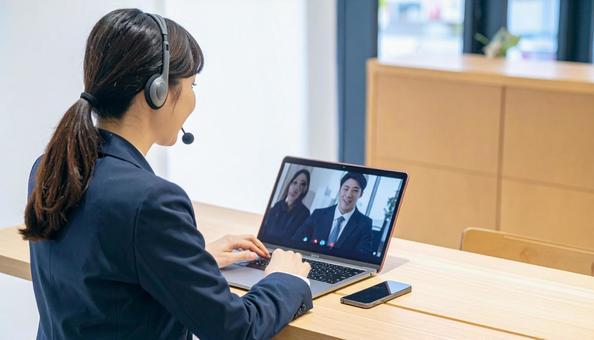 オンラインミーティングをする日本人女性 オンラインミーティングをする日本人女性の写真