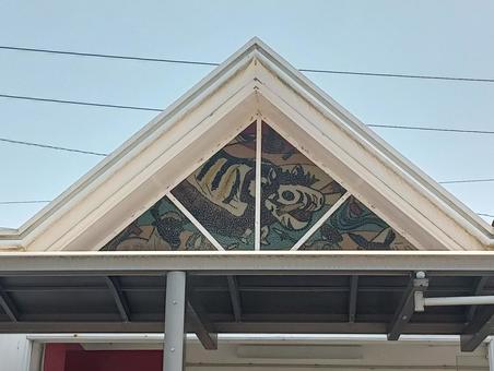 串木野駅の入り口のステンドグラス 串木野駅の入り口のステンドグラスの写真