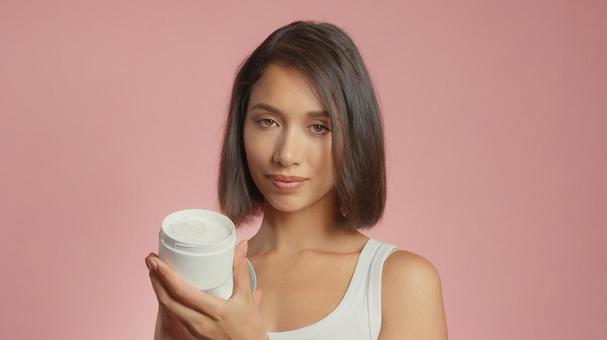 クリームの容器を持っている女性 クリームの容器を持っている女性 女性,外国人,アジア人の写真素材
