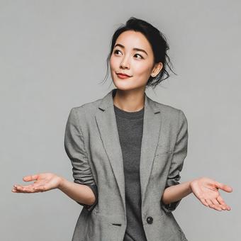 説明するように話す、スーツを着た若い女性 説明するように話す、スーツを着た若い女性の写真