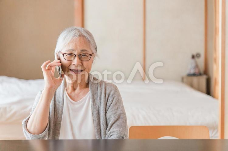 スマホを使う高齢者女性（笑顔） 高齢者,スマホ,通話の写真素材