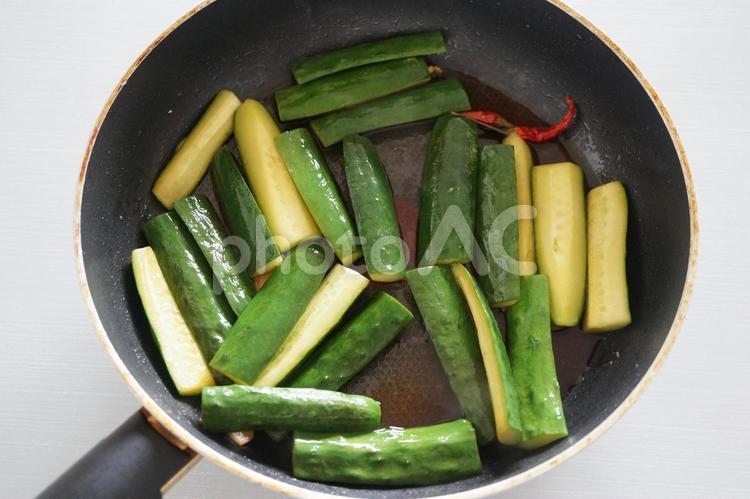 きゅうりの炒め物 きゅうり,炒め物,野菜炒めの写真素材