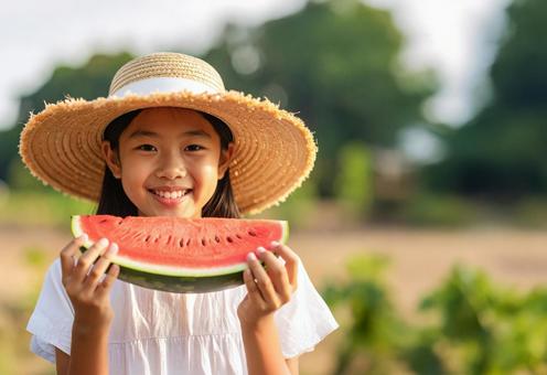 夏休みの田舎でスイカを持つ女の子 夏休みの田舎でスイカを持つ女の子の写真