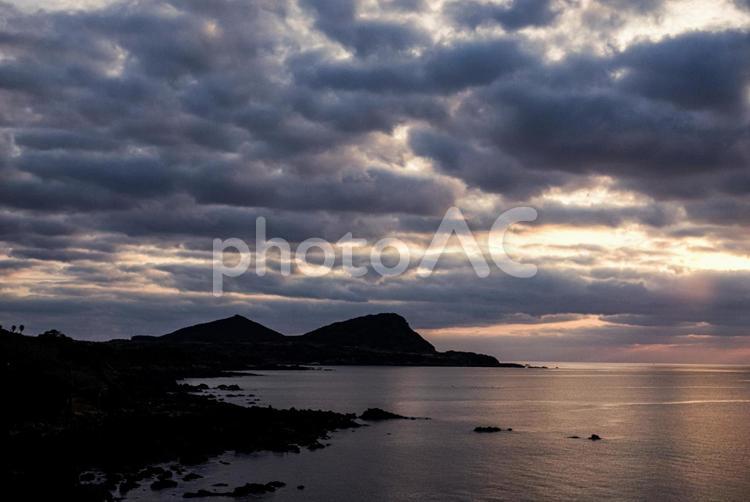 ＜夜明けの五島＞鐙瀬溶岩海岸から見る箕岳 夜明けの風景,夕方の風景,海景の写真素材