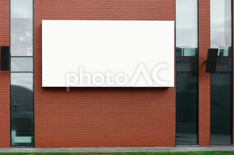 茶色の壁に付いた横長のスクリーン ビル,スクリーン,スピーカーの写真素材