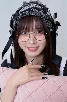 クッションを抱える地雷系女子 クッションを抱える地雷系女子 眼鏡,メガネ,20代の写真素材