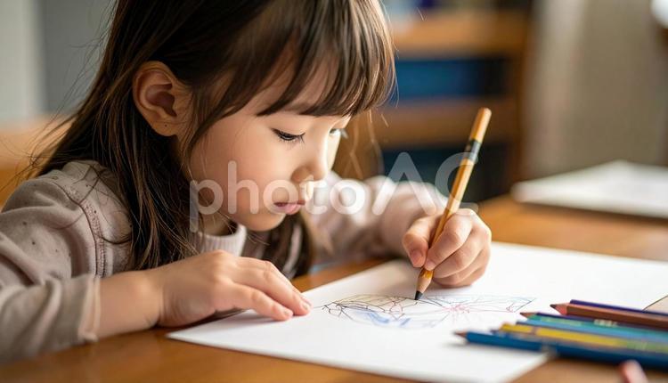 お絵描きをする日本人の子ども お絵描き,アジア人,色の写真素材
