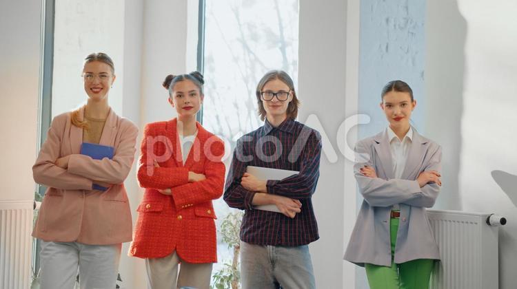 オフィスで並んで立つ笑顔の男女4人 ビジネス,ビジネスマン,ビジネスウーマンの写真素材