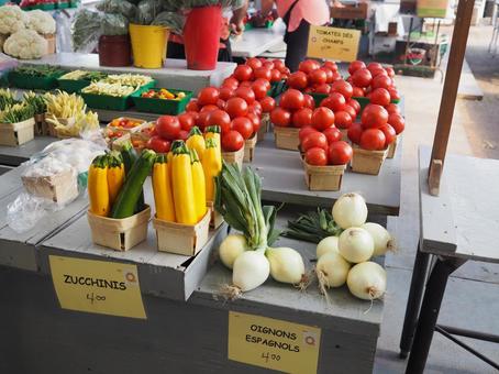 市場で販売されるカラフルな野菜 市場で販売されるカラフルな野菜の写真