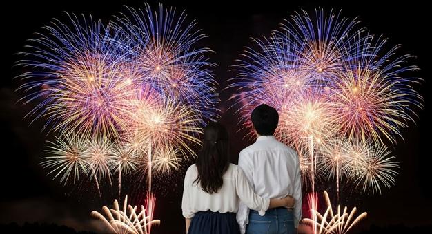夏の花火を見つめる日本人カップル 夏の花火を見つめる日本人カップル の写真